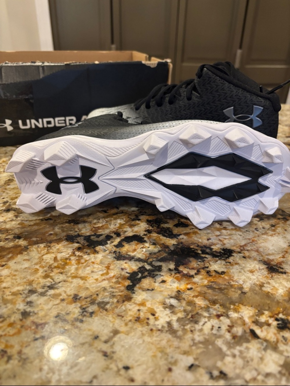 Under Armour youth baseball cleats Size- size 5.5 - Picture 5 of 5